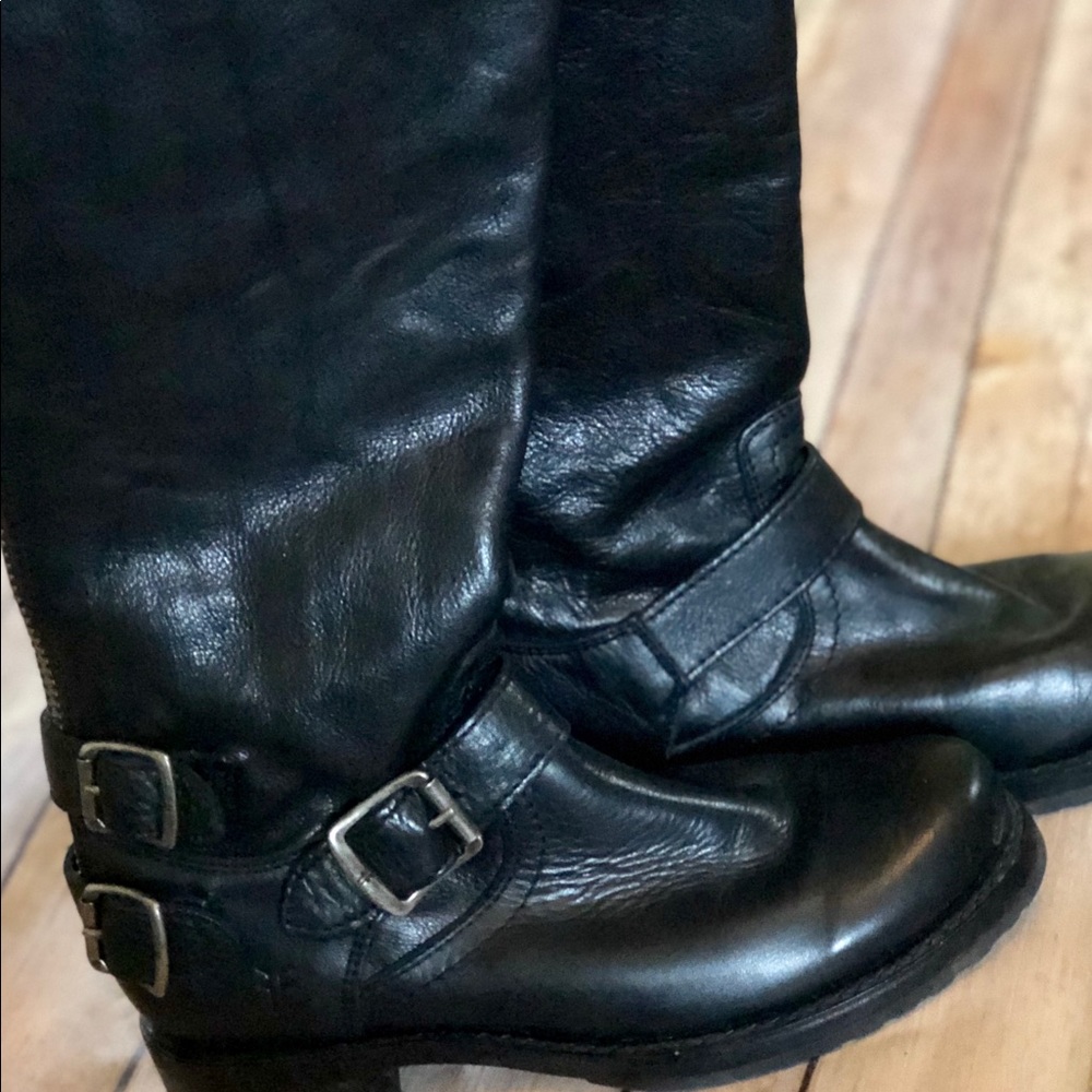 Frye Women’s Veronica Back Zip Black Leather 6